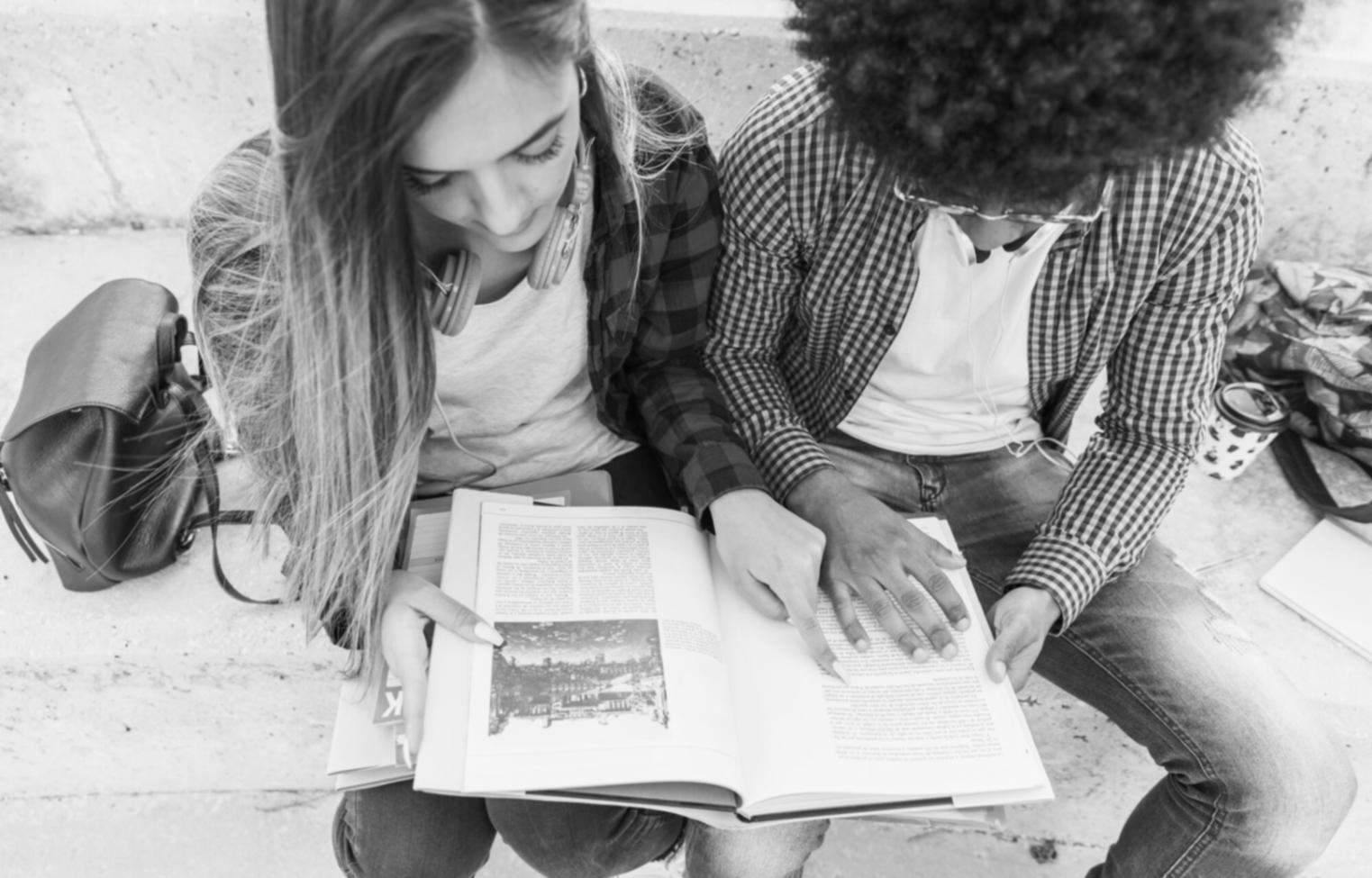 Espace de formation moderne avec tableaux de planification financière et outils pédagogiques