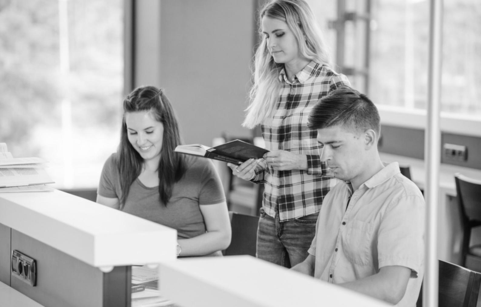 Vue d'un espace de travail technique moderne avec équipement informatique