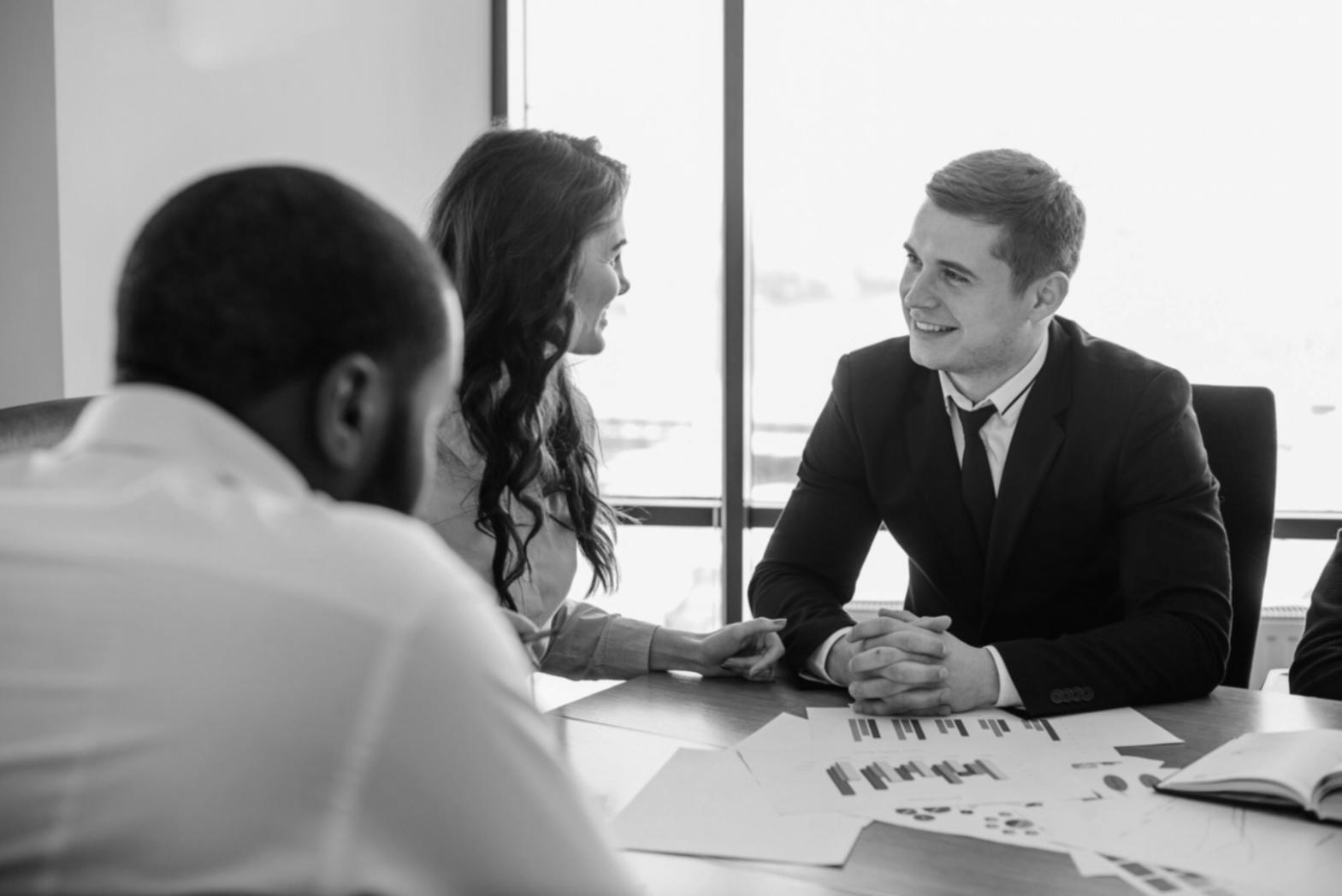 Analyse détaillée de données économiques et graphiques financiers